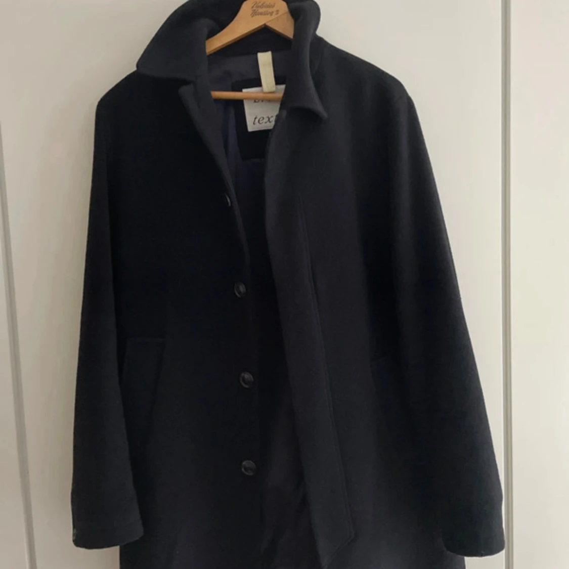 Svart ullkappa från Brixtol Textiles