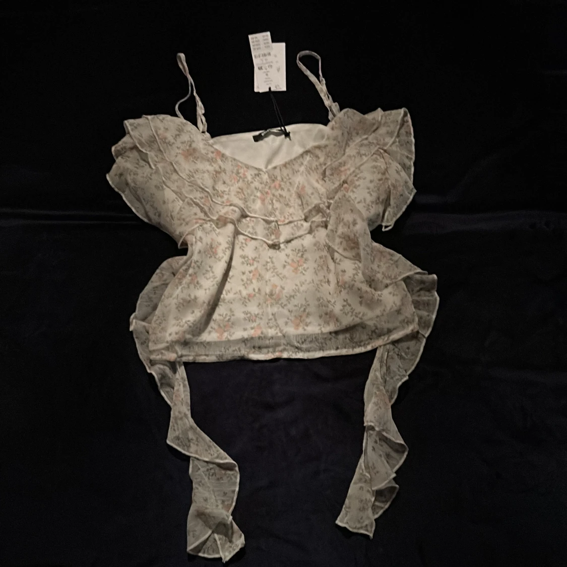 Blommig volangblus från Gina Tricot