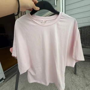 Nelly ljusrosa round neck wide sleeve tee - Endast provad och tvättad efter inköp 💕