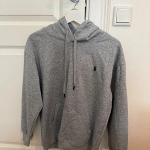 Grå hoodie från Polo Ralph Lauren - Grå Ralph Lauren Hoodie. Helt ny. Storlek M. Vid snabb affär = bättre pris. 