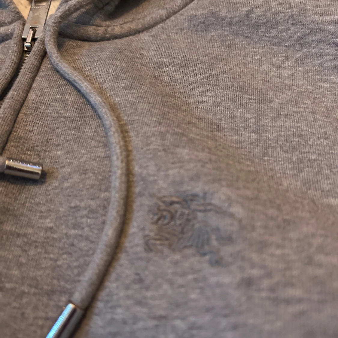 Grå hoodie från Burberry  - 1