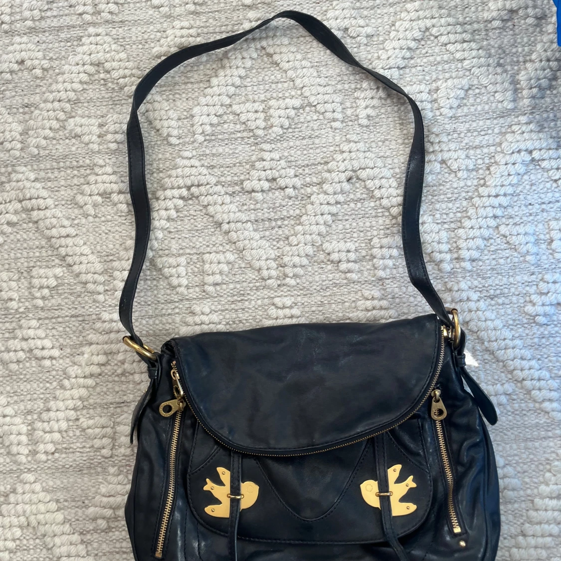 Svart axelväska med gulddetaljer från Marc by Marc Jacobs