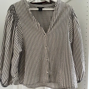 Blus från Lindex  - Säljer min blus från Lindex i storlek M. Ordinarie pris 300kr 