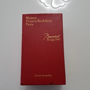 Baccarat Rouge 540 Extrait Parfym - Lyxig och ikonisk parfym från Maison Francis Kurkdjian Paris. Extrait de parfum-variant, perfekt för dig som vill sticka ut och visa din unika stil. Snygg röd flaska och exklusiv känsla.