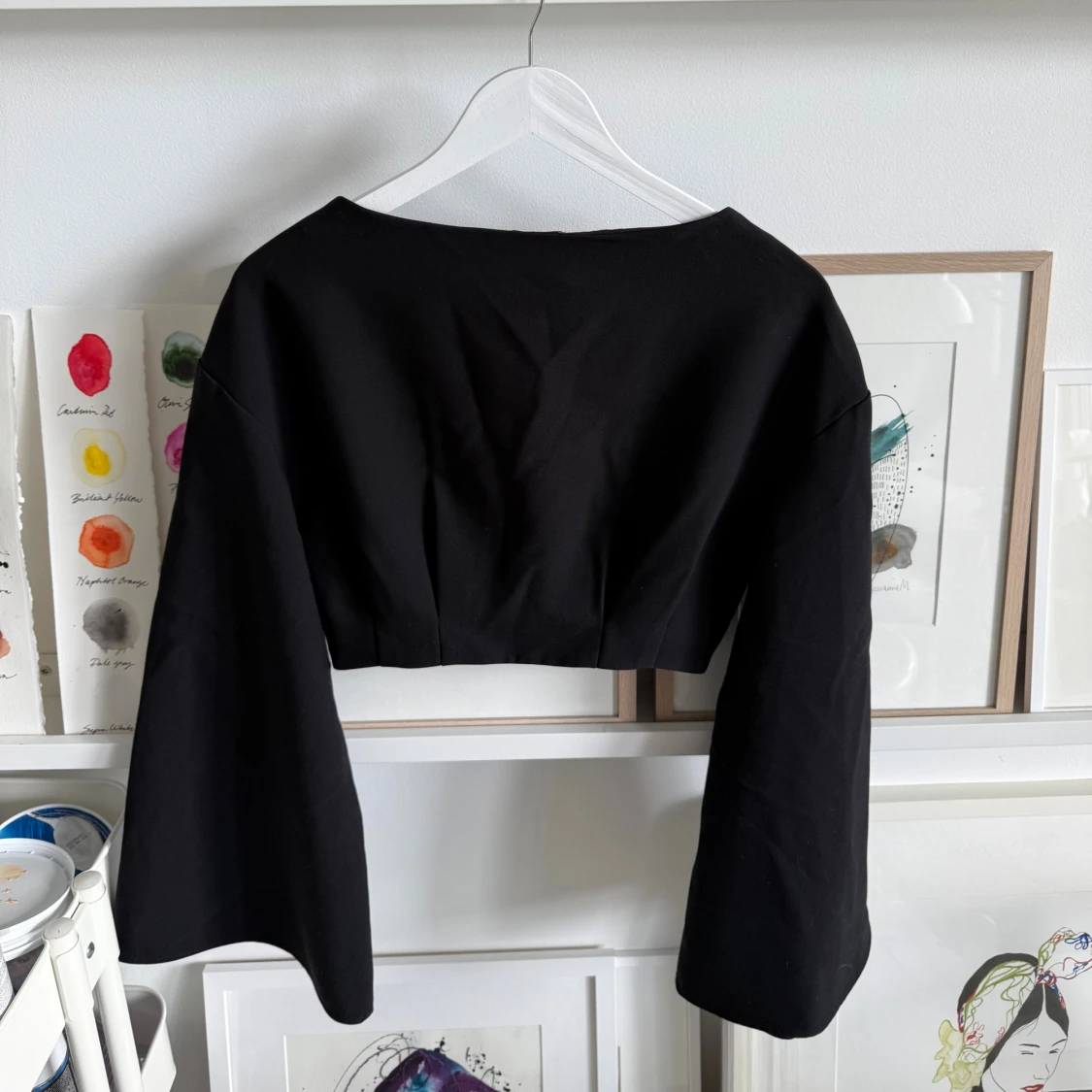 Svart croppad topp med vida ärmar - 2