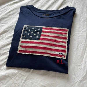 Mörkblå Polo Ralph Lauren t-shirt | USA RL 🇺🇸| - Säljer nu en väldigt eftertraktad Ralph Lauren T-shirt (RL). Skriv vid funderingar!😊🤝