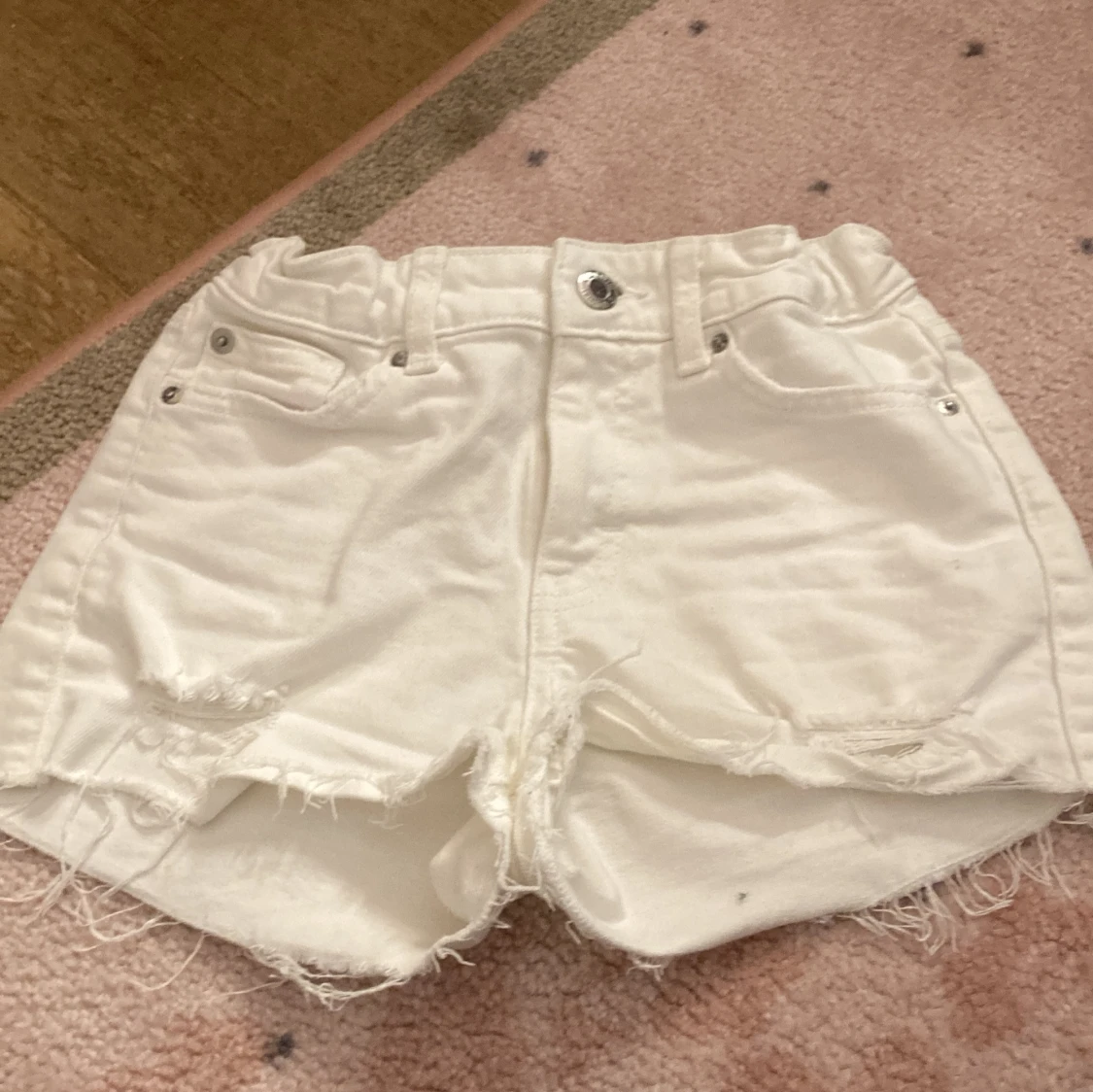 Vita fransiga shorts från Cubus