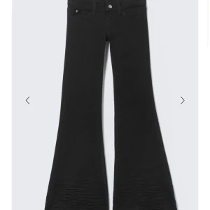 Svarta bootcut jeans med utsvängda ben - Svarta bootcut jeans lowwaist från cheap monkey 🥰