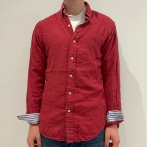 Röd Ralph Lauren skjorta  - Blå Ralph lauren skjorta || Storlek S (Slim fit) || Skjortan är i bra skick || modellen på bilden är 170cm och väger 62kg || Tveka inte på att höra av dig vid frågor eller funderingar 