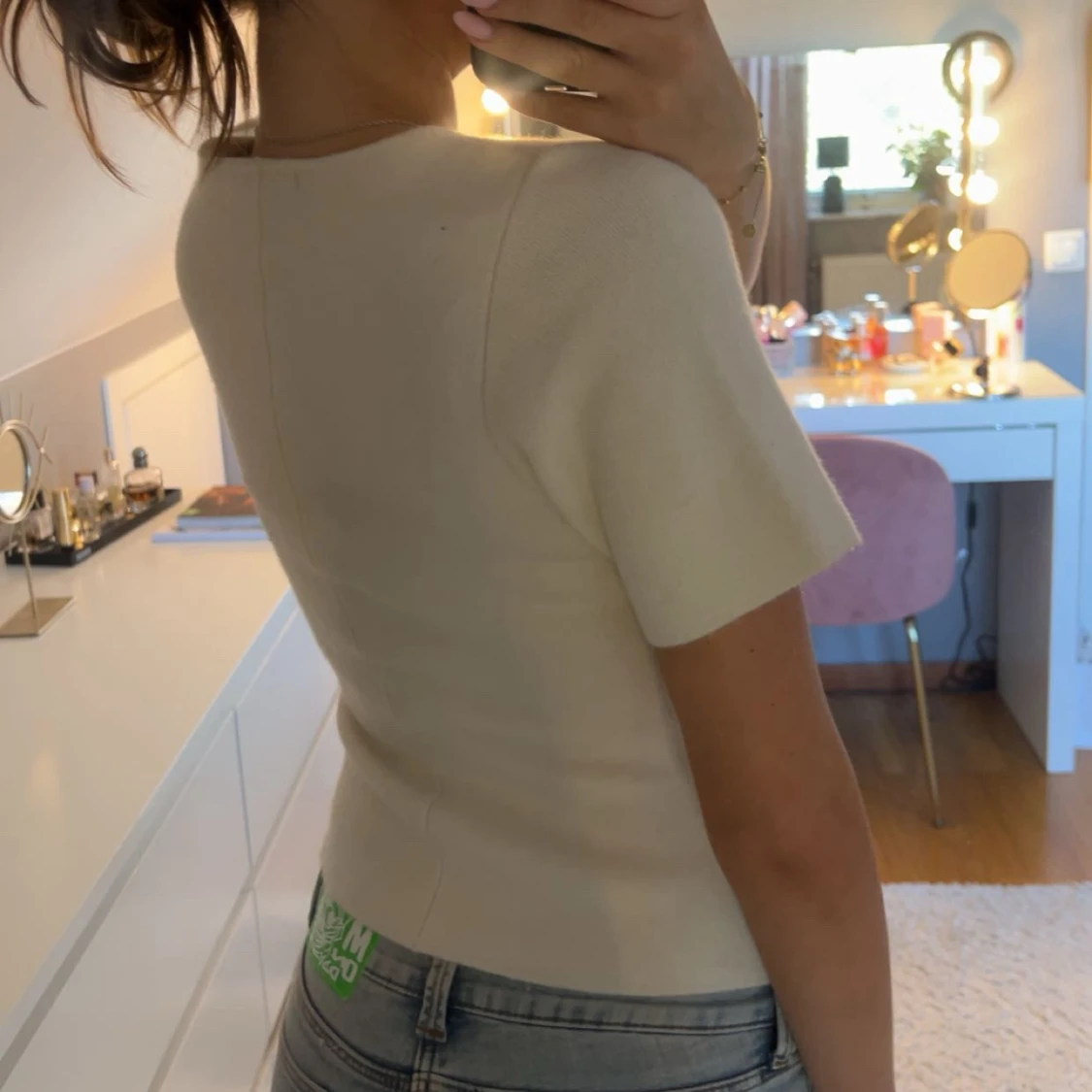 Vit ribbad med knappar - 2