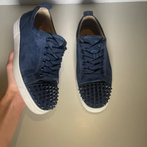 Christian Louboutin  - Sjukt snygga och extertraktade Christian Louboutin i en snygg collorway alla nitar är på och två dustbags kommer med vid köp priset kan diskuteras vid snabb affär bara att höra av dig vid frågor  stl 40 fits 41