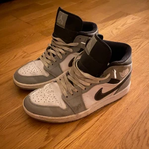Nike Air Jordan 1 grå och vita sneakers - De kan se lite smutsiga ut på bilden men de är bara dam för att jag aldrig använder dem. Rengör allt innan jag skickar!