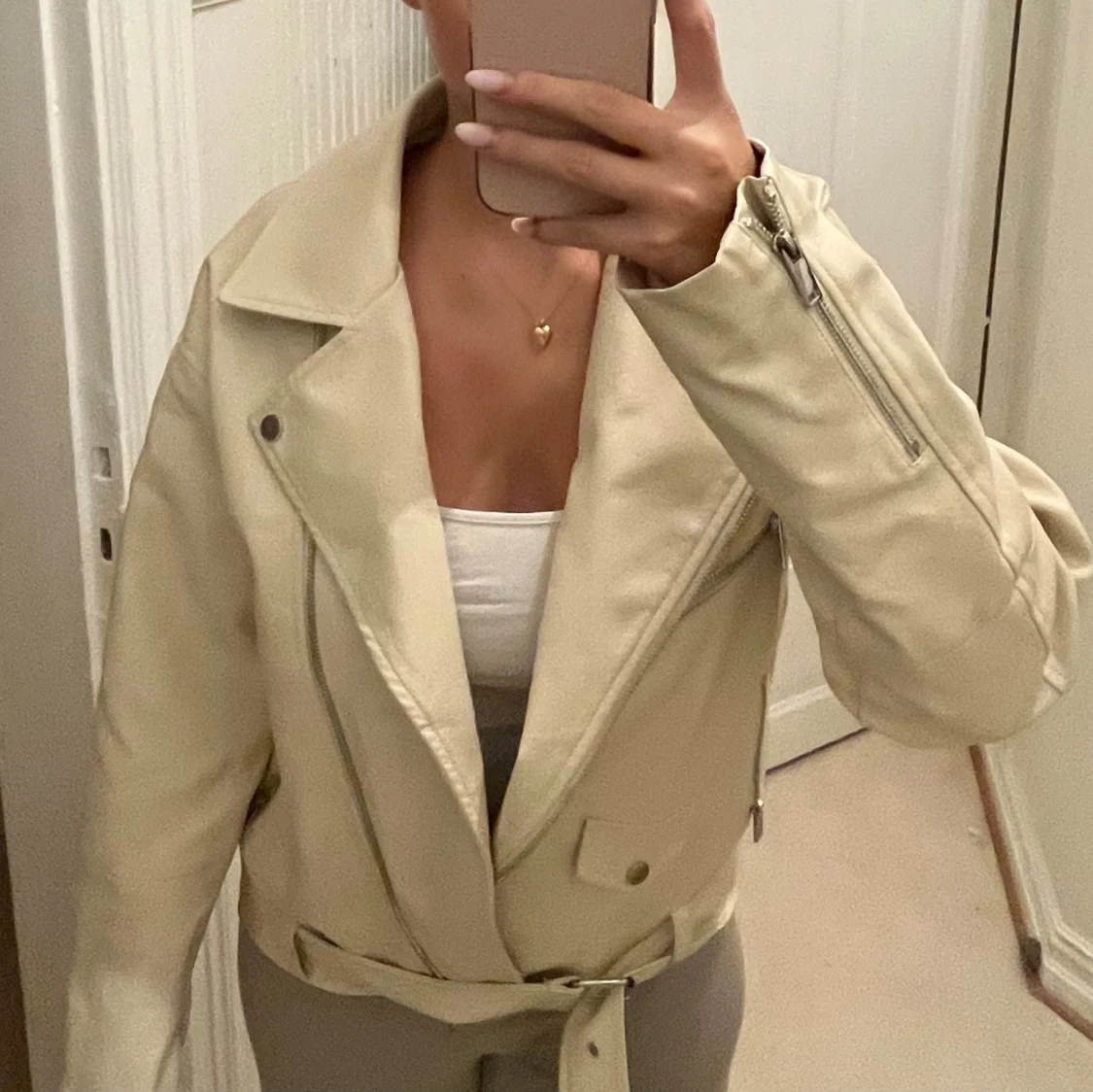 Beige skinnjacka från NLY Trend - 1