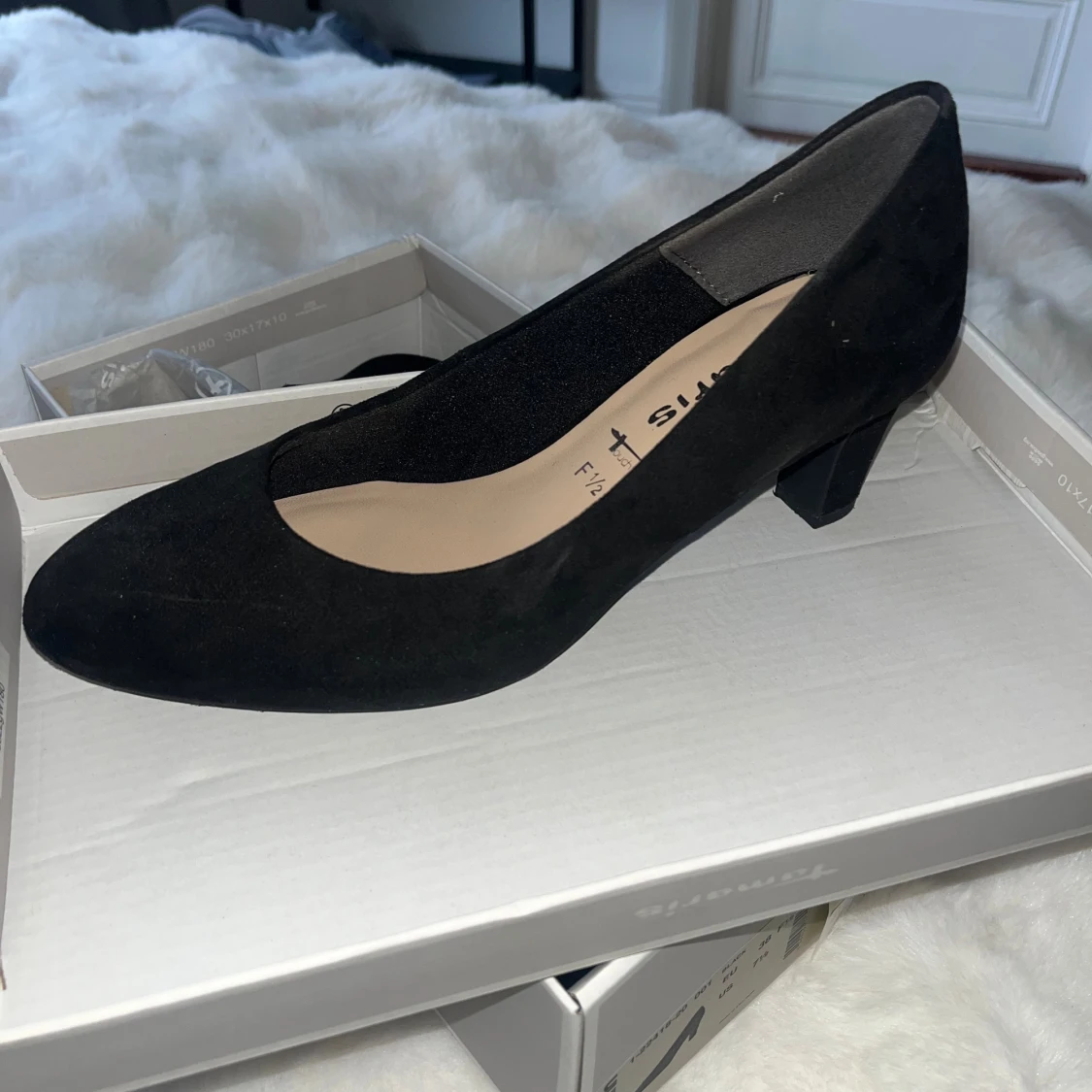 Svarta mockapumps från Tamaris - 1