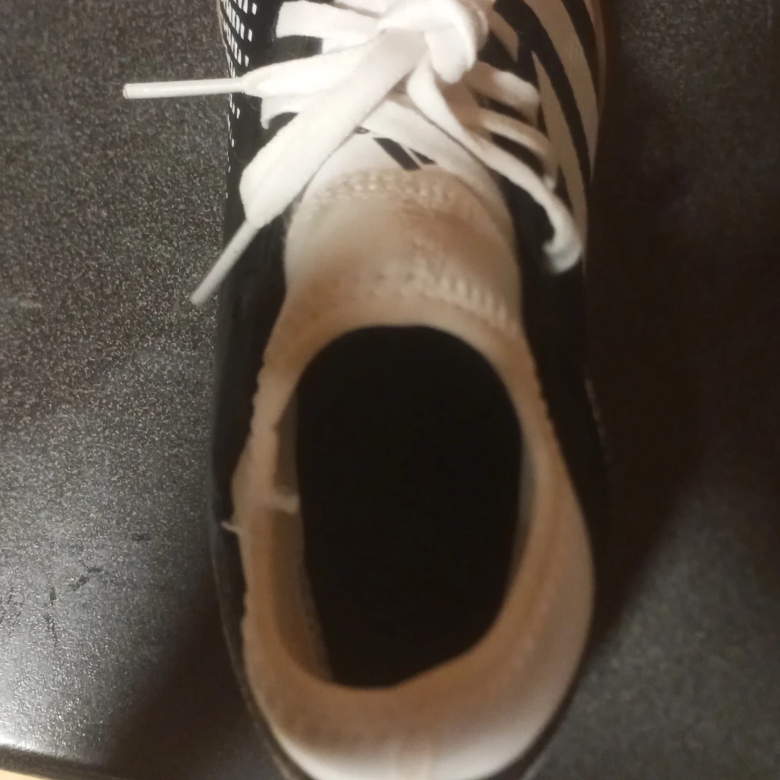 Adidas svartvita fotbollsskor - 3