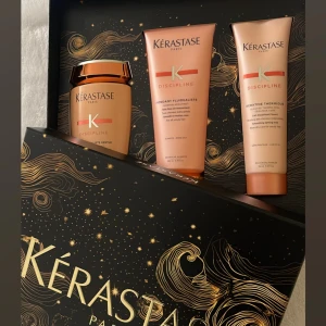 Kérastase Discipline hårvårdskit - Lyxigt hårvårdskit från Kérastase Discipline-serien med tre produkter i roséguldiga förpackningar. Köptes för 1100. Innehåller schampo, balsam och värmeskydd, perfekt för att ge håret glans och mjukhet. Använt schampot två gånger, men fortfarande massa i ! Boxen följer inte med.