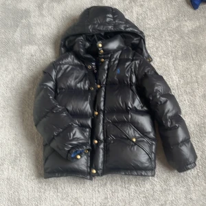 Rahlp lauren jacka  - Fint skick! Förutom en skada på armen, har bara tejpat med svart eltejp för stunden😊