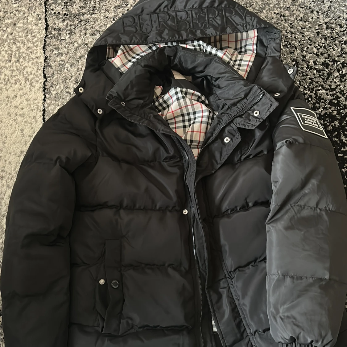 Svart pufferjacka från Burberry
