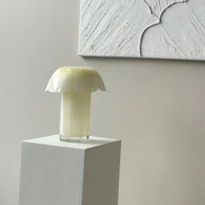 Glaslampa - handgjord glaslampa med glas ifrån secondhand! Så alla lampor är ”unika”.   I lampan sitter det en ledlampa/spotlight som drivs på 3 st AAA batteri!   Fin dekoration i hemmet, tänd som otänd!  Instagram jf_home_decor