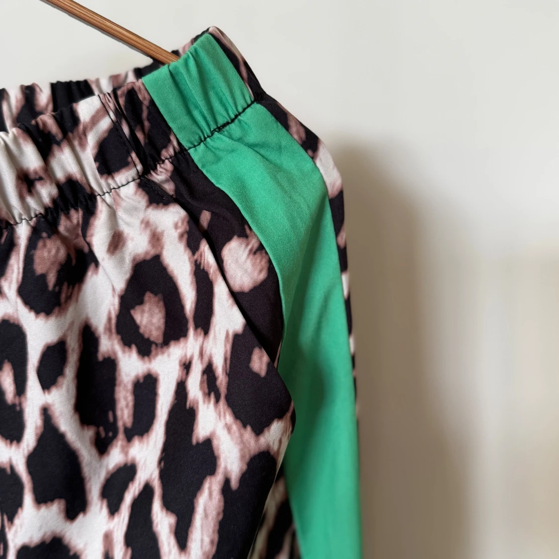 Leopardmönstrade byxor med gröna revärer  - 2