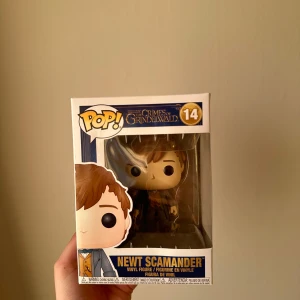 Funko Pop! Newt Scamander #14 - Samlingsfigur från Funko Pop! av Newt Scamander från 'The Crimes of Grindelwald'. Figuren är i originalförpackning.