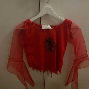 Djävul kostym barn halloween - Maskeradkostym röd djävulen kostym för barn, matchande kjol och tröja i röd. Snygga detaljer som gör toppen unik. Storlek 140. I bra skick. Perfekt nu inför halloween. 