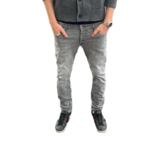 Grå jeans med slitningar - Otroligt feta jeans med slitningar, unika och väldigt svårt att få tag i en sån bra passform. Modellen är 189men måste ha rätt så mycket häng för att de ska passa, hör av er vid frågor !!