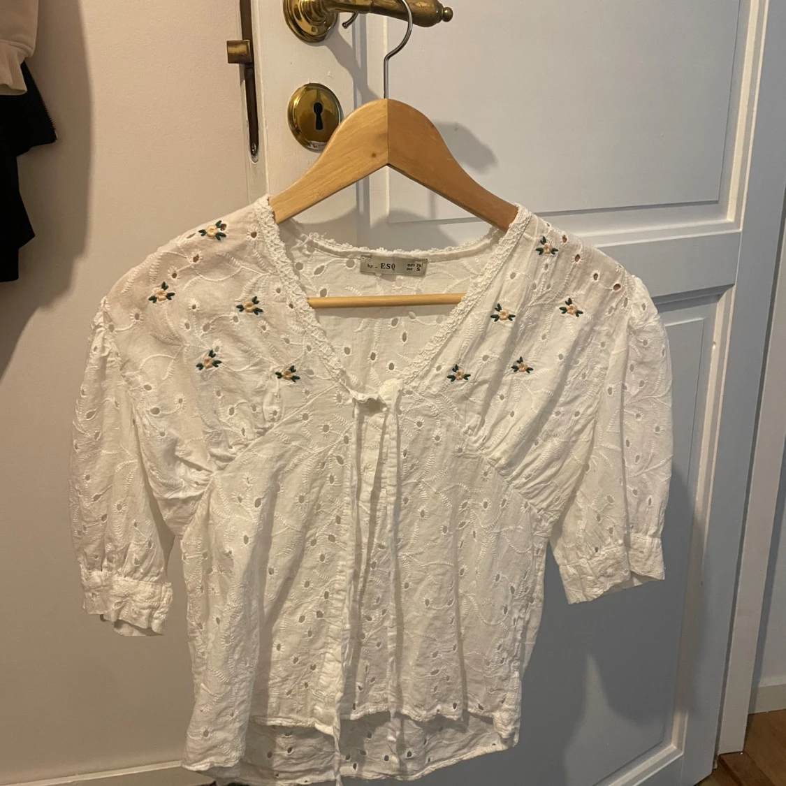 Vit broderad blus från ESQ