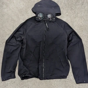 C.P. Company Chrome Goggle Jacket - Kondition: 9/10.                                                                  Färg: svart.                                                                          Modell: Chrome Garment Dyeing.                                   Kan ändra pris för snabb affär.