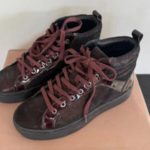 Pazolini skor - Hej! Sälj nu dessa snygga och sällsynta Pazolini skor! Storlek 35, Skick 10/10 (helt nya) Nytt pris = 4600 kr Sälj för = 2299 kr! Allt tillkommer vid köp (Låda och dustbag)  