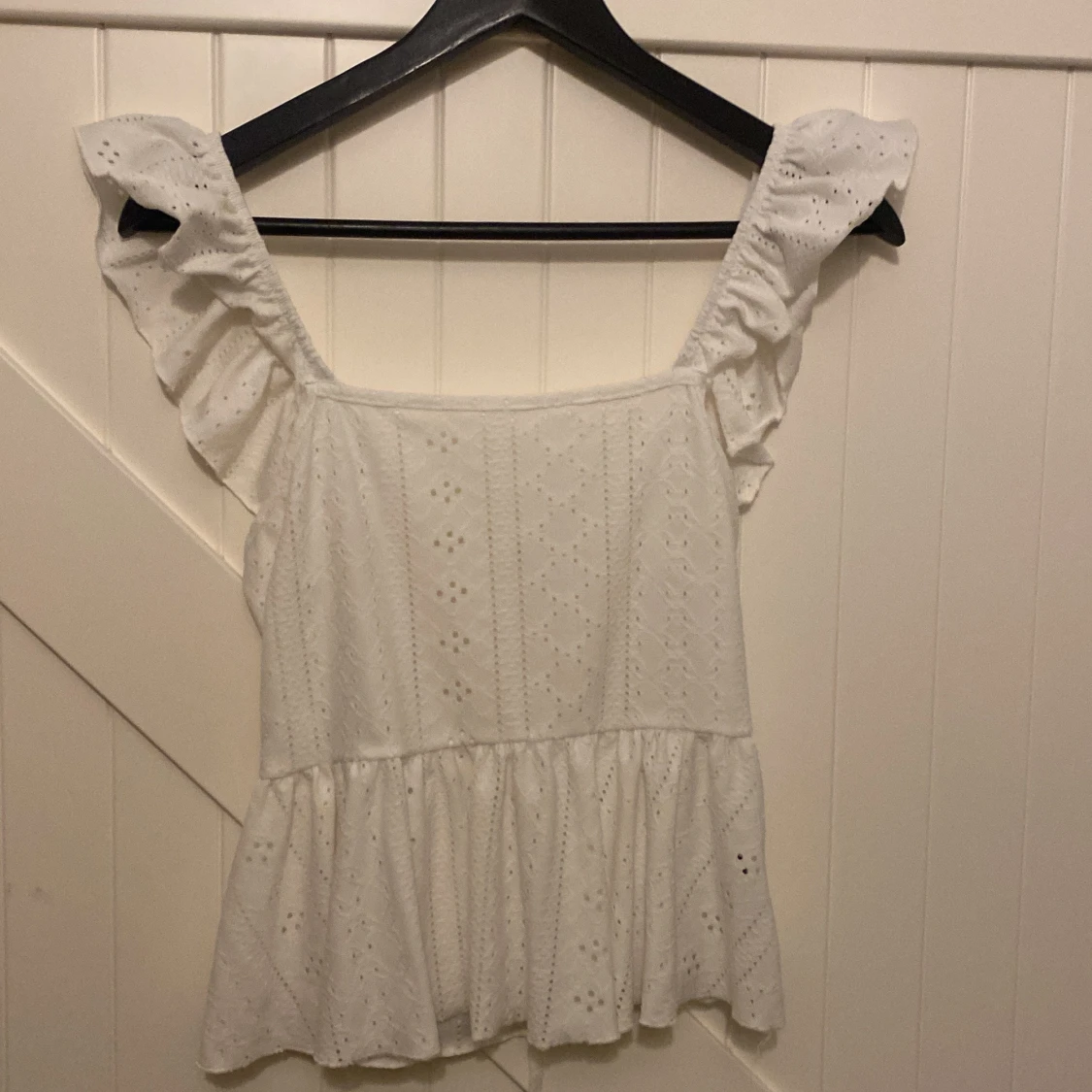 Vit blus med volang och broderi