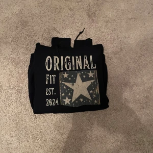 Original hoodie  - Säljer denna tvär feta hoodie! Har en snygg passform, storlek s! Knappt använd! Perfekt nu för hösten! Nypris 799