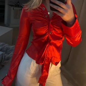 Figursydd skjorta  - Glansig figursydd skjorta med knappar och knytning nertill❤️  Inga lappar men passar mig som vanligtvis har storlek s