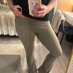 Beiga yogapants från lager 157, S - Snygga beiga yogapants från lager 157 i mjukt stretchigt material. Byxorna är lite för långa för mig som är 168cm, vilket man kan se på andra bilden.