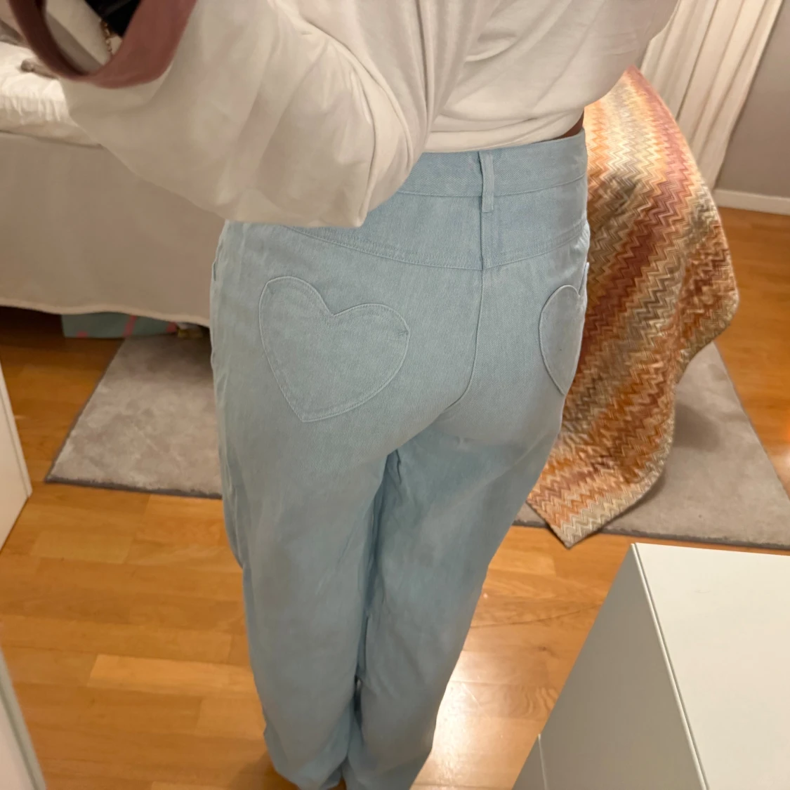 Ljusblå wide jeans med hjärt-fickor från Cloeys - 2