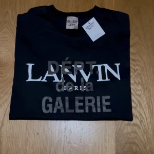 Svart t-shirt Gallery Dept x Lanvin - Svart t-shirt från Gallery Dept x Lanvin. En riktigt skön och fet tröja, denna är faktiskt aldrig tidigare använd! (Pris kan diskuteras)