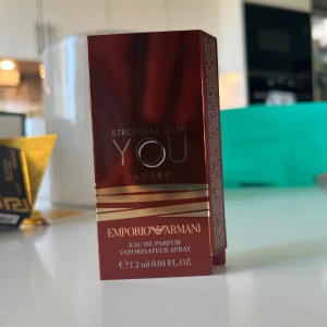 Stronger With You Amber EdP - Upptäck Emporio Armani Stronger With You Amber i en smidig 1,2 ml storlek. Perfekt att ta med i väskan för en snabb uppfräschning när du är på språng.