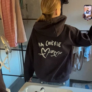 Hoddie från Gina tricot  - En mörkblå hoddie från Gina tricot, bra skick och inga fläckar! Kontakta vid fler frågor ❤️