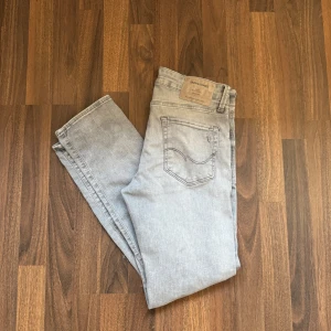 Ljusgrå Jack & Jones slim jeans - Säljer ett par ljusgrå slim fit jeans från Jack & Jones, modell Glenn. Jeansen. Skick - 8/10 | storlek - 30/30 | passar perfekt till vardagen och passar till allt| skriv vid frågor och funderingar 