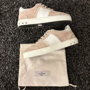 Valentino flycrews  - Hej! Säljer ett par valentino flycrews i väldigt bra skick. Super fina och passar perfekt till alla årstider. Kan även gå ner lite i pris vid smidig affär🤗