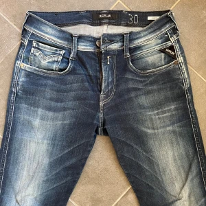 Replay Jeans - Replay Anbass jeans i storlek 30, nypris 1500 kr. Dem är i fint skick och passar dig som är ca 180 cm lång, skriv vid funderingar🙌