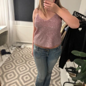 Rosa glittrig croppad linnetopp - Fin festtopp med rosa paljetter från Neo Noir