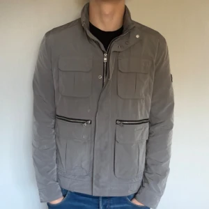 J Lindeberg fieldjacket  - Fet j Lindeberg fieldjacket i storlek L fast skulle mer säga att den passar M, ser lite fläckig ut på bilden men det är bara ljuset