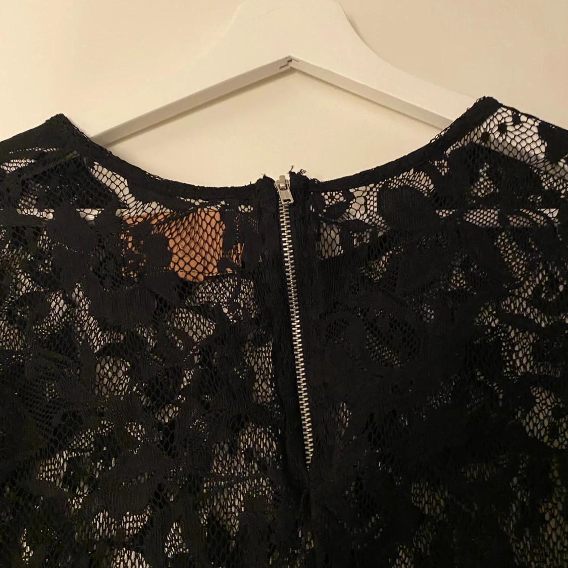 Svart spetsblus med dragkedja - 3