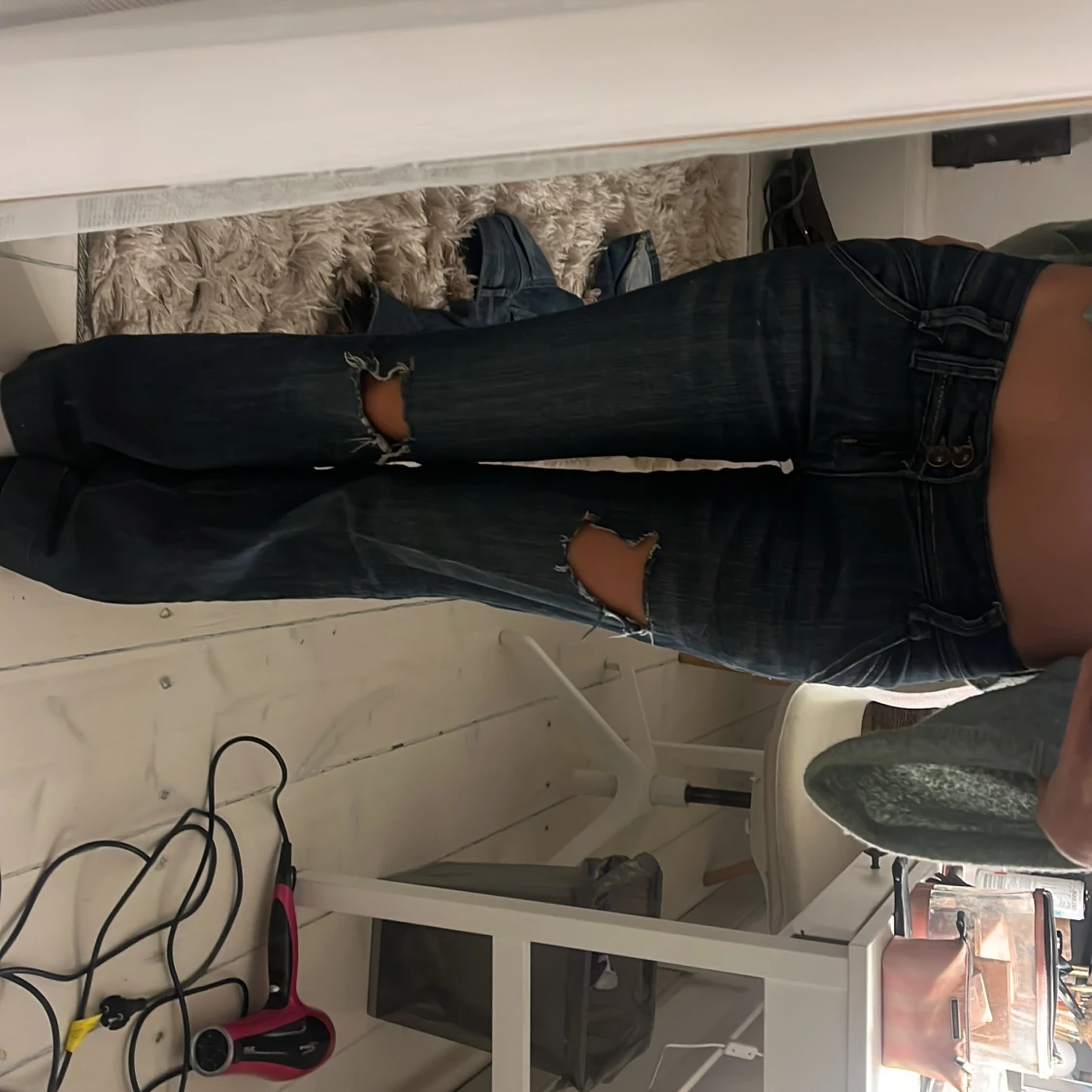 Mörkblå bootcut jeans med slitningar - 1