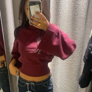 Mörkröd croppad stickad tröja - Säljer en mörkröd croppad stickad tröja med breda ärmar och ribbad  och tajtare i midjan. Skriv för fler bilder 🥰🩷
