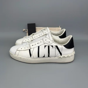 Valentino Open Sneaker VLTN - • The shoes have been gently used and are in good condition  • Size: 40 (fits 40.5–41)  • Color: White leather  • Retail price: 7280 SEK / 590€  • Dustbag & valentino card is included