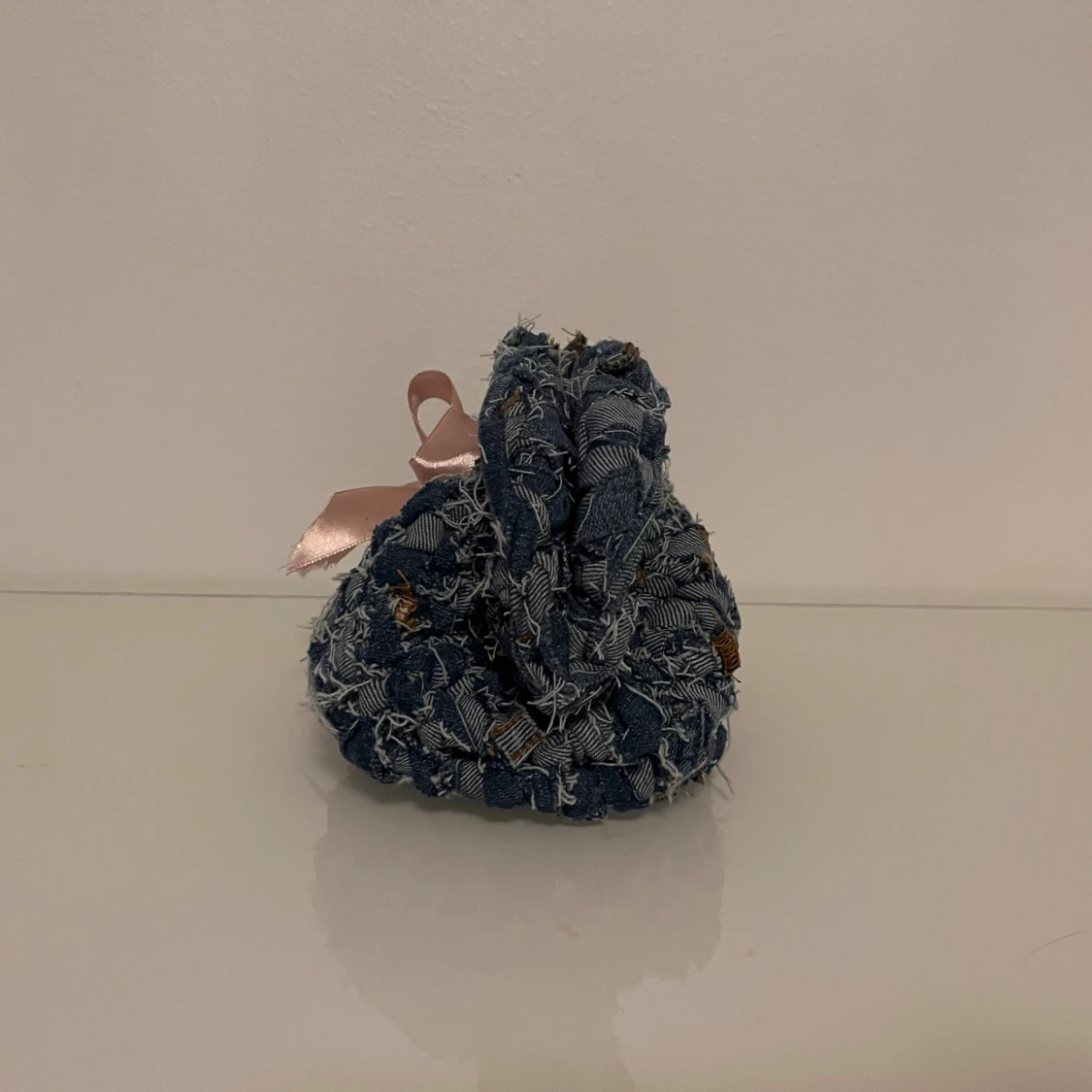 Virkad jeansväska med rosa rosett - 1