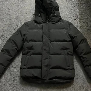  Canada Goose Jacka - Helt ny, säljer den eftersom den är för liten. 