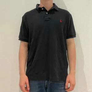 Svart Polo t-shirt från Ralph Lauren - Svart Ralph Lauren pike || Storlek M || Modellen på bilden är 170cm och väger 62kg || Tveka inte på att höra av dig vid frågor eller funderingar 